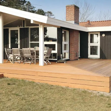 Semesterbostad Three-bedroom Holiday In 7